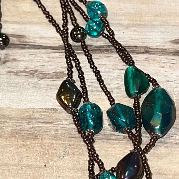 Glass Beads On 5 Strands With Copper Colored Sead Beads - Picture 5 of 6